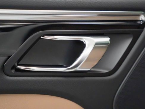 Certified 2025 Porsche Macan image 15