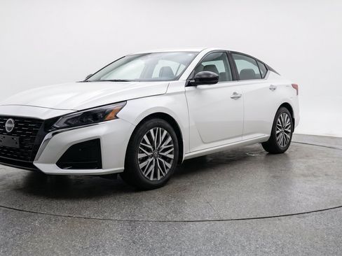 Used 2025 Nissan Altima 2.5 SV FWD image 3