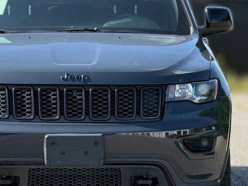 Used 2018 Jeep Grand Cherokee Laredo AWD/4WD image 12