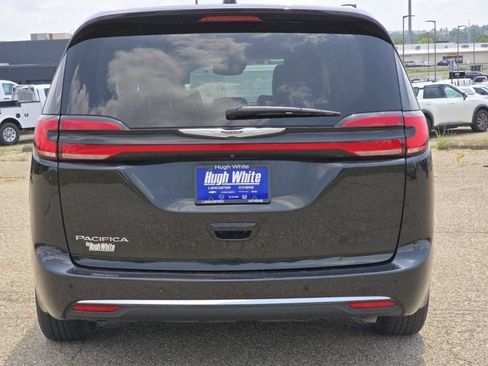 Used 2023 Chrysler Pacifica Touring-L FWD image 16