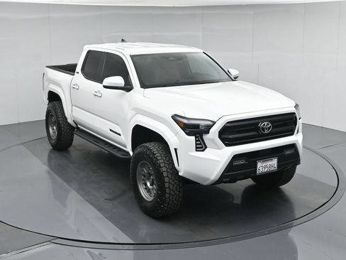 Used 2025 Toyota Tacoma SR5 AWD/4WD image 39