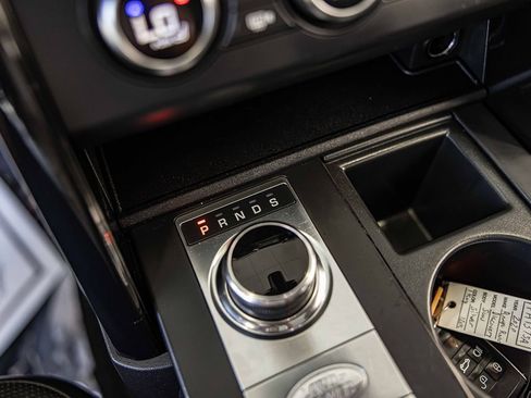 Used 2020 Land Rover Discovery SE image 27