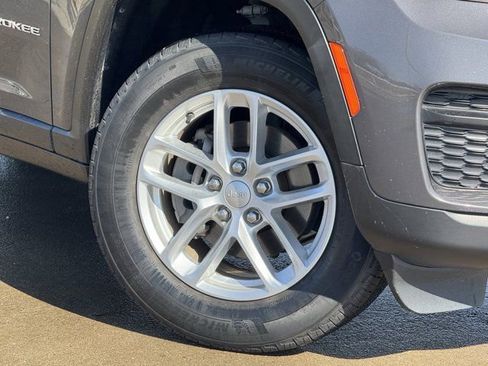 Used 2023 Jeep Grand Cherokee Laredo image 34