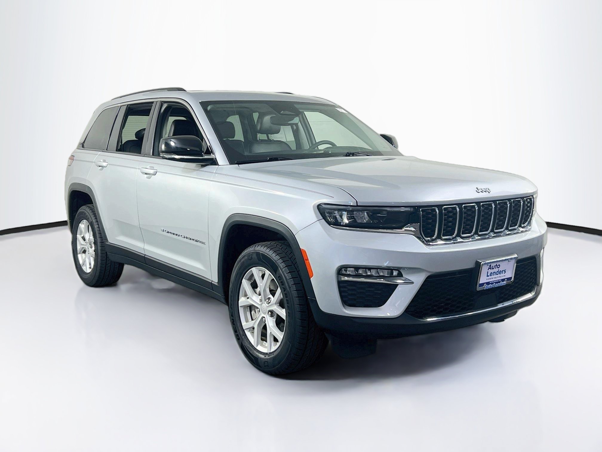 Used 2023 Jeep Grand Cherokee Limited AWD/4WD image 3