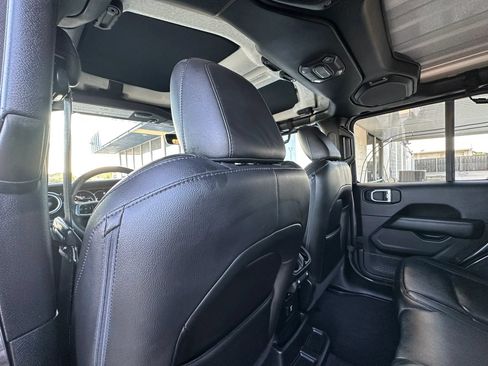Used 2019 Jeep Wrangler Unlimited Sahara AWD/4WD image 15