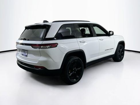 Used 2023 Jeep Grand Cherokee Altitude AWD/4WD image 5