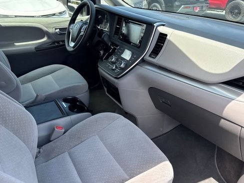 Used 2018 Toyota Sienna LE FWD image 18