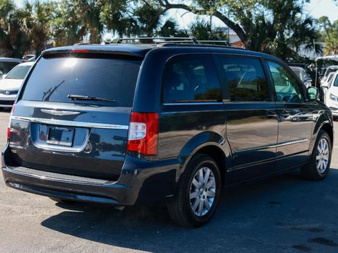 Used 2014 Chrysler Town & Country Touring FWD image 11