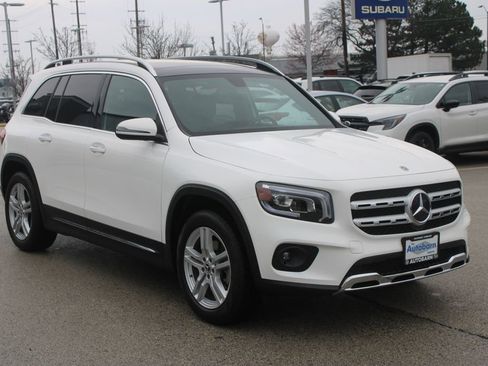 Used 2023 Mercedes-Benz GLB 250 4MATIC w/ Premium Package image 3