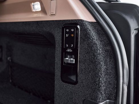 Used 2024 Land Rover Range Rover SV image 17