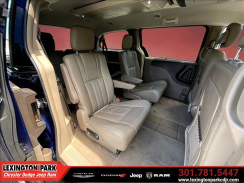 Used 2015 Chrysler Town & Country Touring w/ Driver Convenience Group FWD image 23