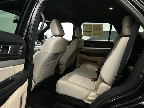 Certified 2018 Ford Explorer FWD image 16