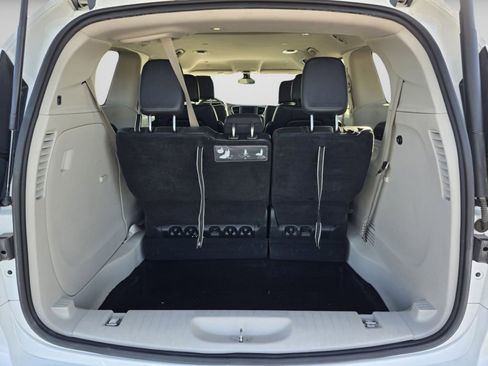 Used 2018 Chrysler Pacifica Touring-L FWD image 27