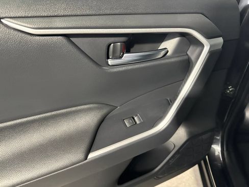 Used 2025 Toyota RAV4 XLE FWD image 27