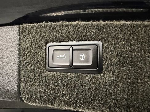 Used 2017 Bentley Bentayga AWD/4WD image 37