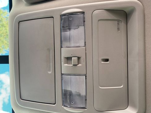 Used 2017 Nissan Titan SV image 18