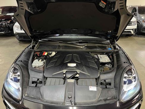 Used 2019 Porsche Cayenne w/ Premium Package AWD/4WD image 20
