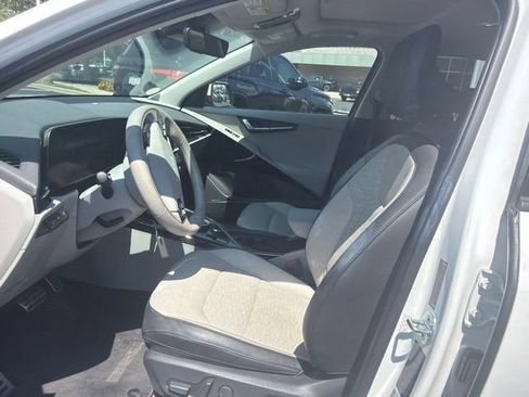 Used 2023 Kia Niro Wave w/ Wave Preserve Package FWD image 3