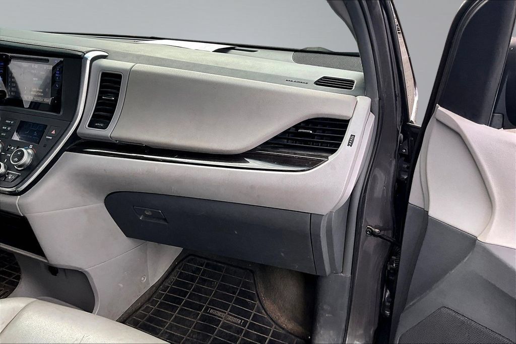 Used 2015 Toyota Sienna XLE FWD image 27