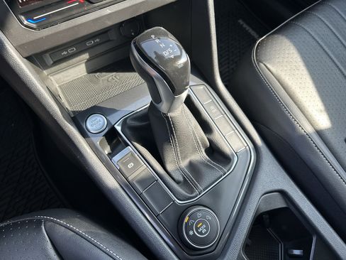 Used 2022 Volkswagen Tiguan SE w/ Panoramic Sunroof Package image 15