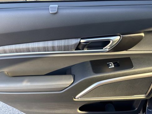 Used 2025 Kia Telluride EX w/ EX Captain's Chair Package image 16