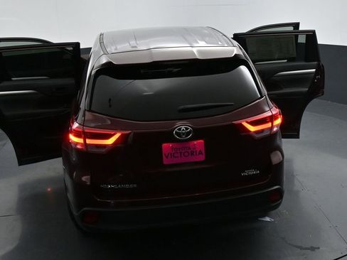 Used 2019 Toyota Highlander LE image 21
