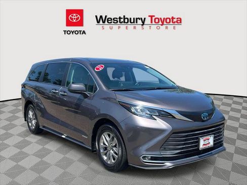 Certified 2021 Toyota Sienna XLE FWD image 1