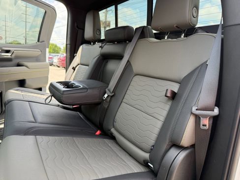 Used 2023 Chevrolet Silverado 1500 ZR2 image 17