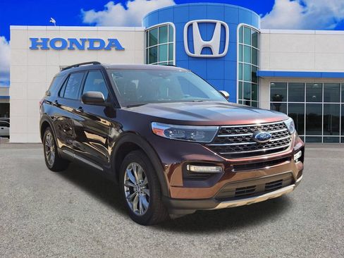 Used 2020 Ford Explorer XLT w/ Equipment Group 202A AWD/4WD image 19