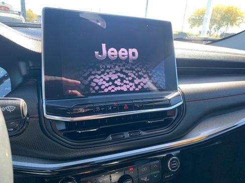 Used 2022 Jeep Compass Trailhawk w/ Trailhawk Convenience Group AWD/4WD image 16