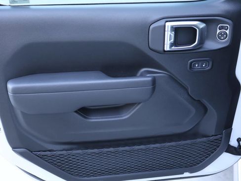 Used 2025 Jeep Gladiator Sport image 7