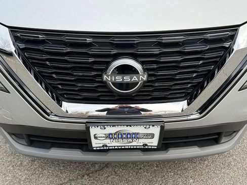 Used 2023 Nissan Rogue SV image 34