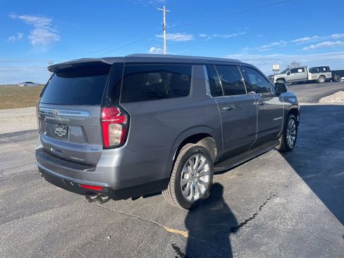 Used 2021 Chevrolet Suburban Premier w/ Premium Package image 7