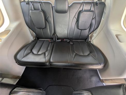 Used 2023 Chrysler Pacifica Touring-L FWD image 31