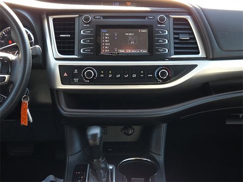 Used 2016 Toyota Highlander LE image 12