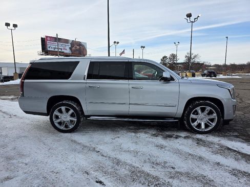 Used 2018 Cadillac Escalade ESV Luxury image 4