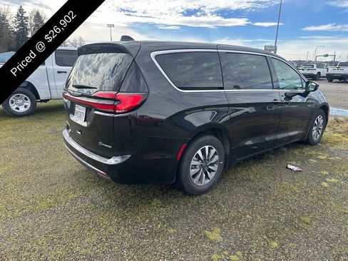 Used 2023 Chrysler Pacifica Touring-L image 4