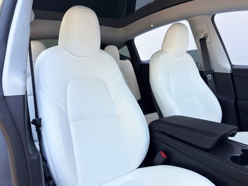 Used 2024 Tesla Model Y Long Range RWD image 37