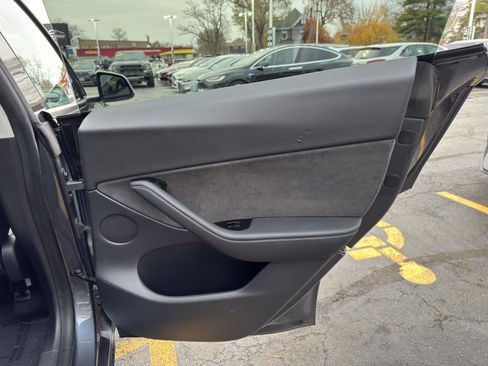 Used 2020 Tesla Model Y Long Range image 39