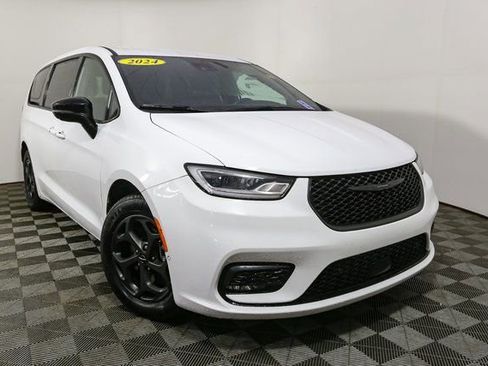 Used 2024 Chrysler Pacifica Select image 3