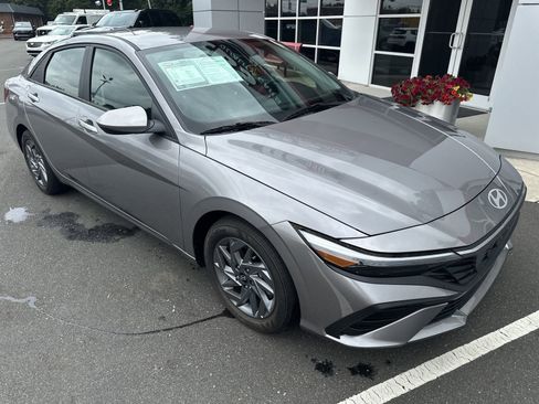 Used 2024 Hyundai Elantra SEL image 2