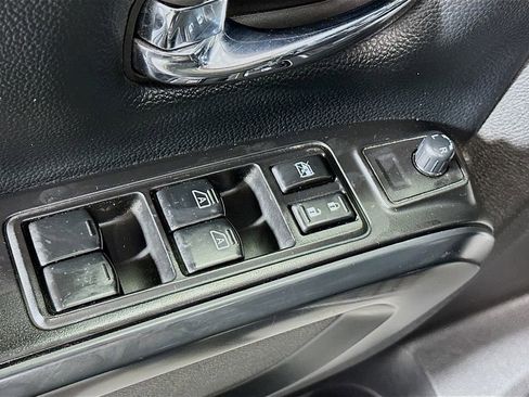 Used 2018 Nissan Titan SV w/ SV Convenience Package image 18