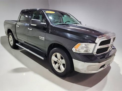 Used 2018 RAM 1500 Classic SLT w/ Luxury Group image 2