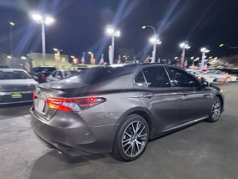 Used 2021 Toyota Camry XLE image 6