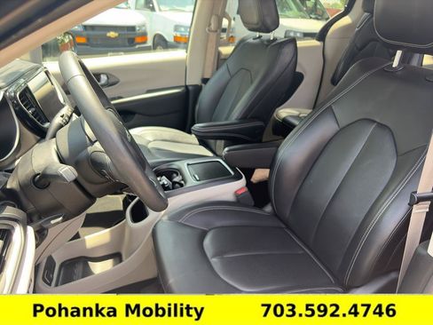 Used 2023 Chrysler Pacifica Touring-L FWD image 23