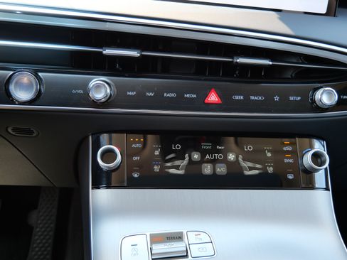 New 2026 Genesis GV70 2.5T Advanced AWD/4WD image 17