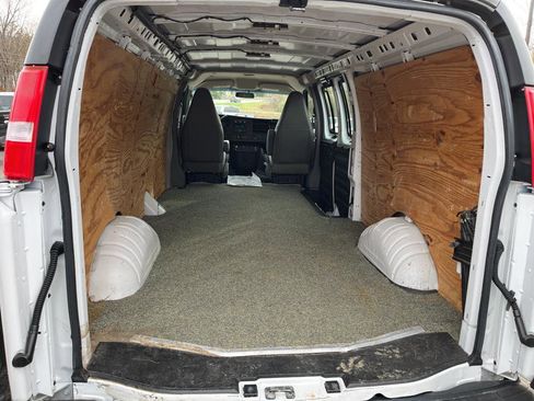 Used 2022 GMC Savana 2500 Extended w/ Enhanced Convenience Package image 5