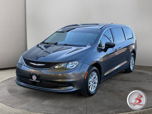 Used 2021 Chrysler Voyager LX image 3