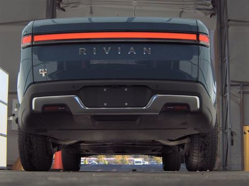 Used 2022 Rivian R1T Adventure image 9