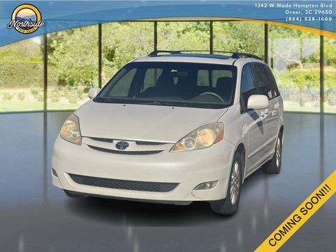 Used 2010 Toyota Sienna XLE image 1